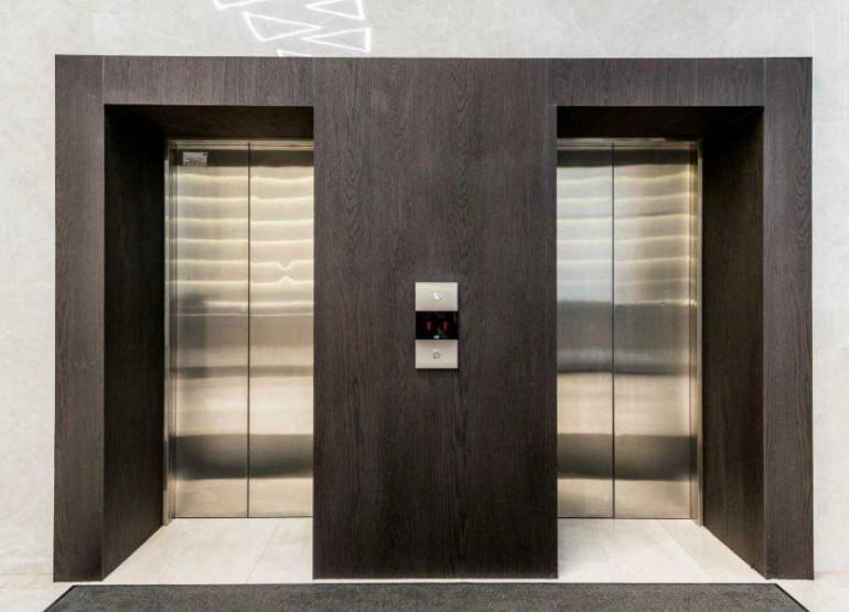 Чкаловский 50: Вид главного лифтового холла